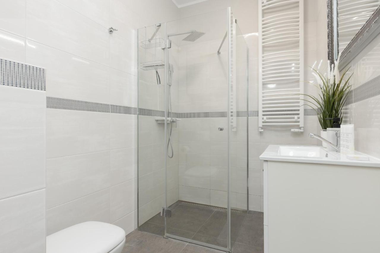 Modern One Bedroom Apartment With Parking In Lodz By Renters Prestige Exterior foto